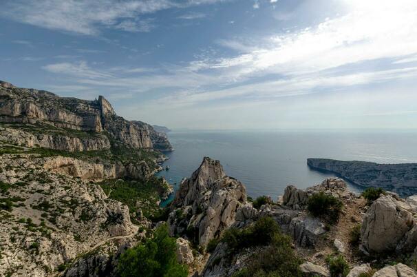 Image vue du ciel du parc national des Calanques