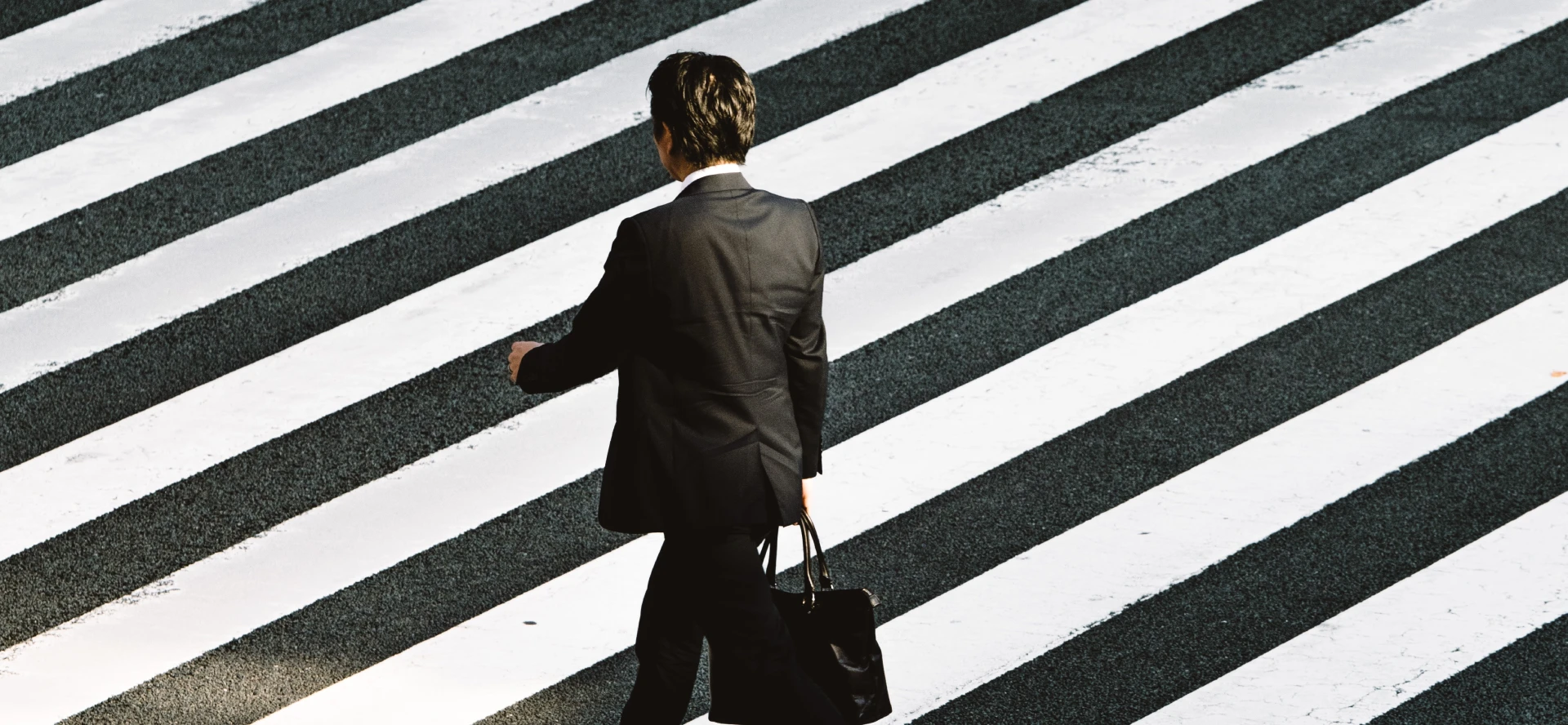 Image d'un homme marchant sur un passage piéton