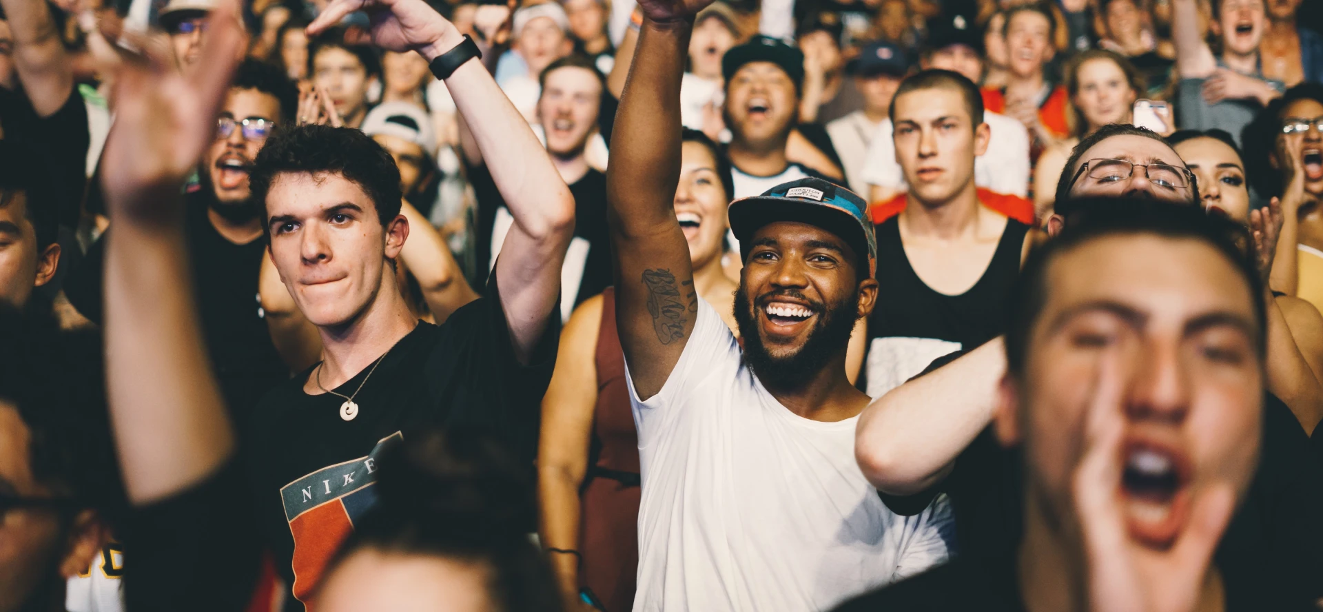 Image d'une foule de gens dans un événement
